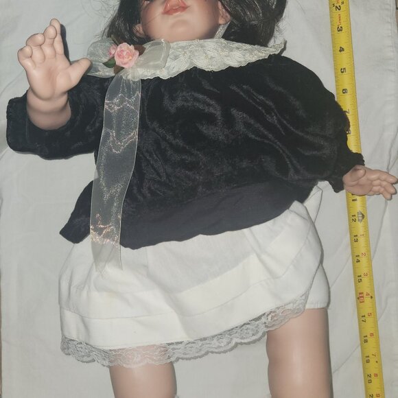 Vintage Fayzah Spanos Design @1996 24" Vinyl & Cloth Doll - Picture 11 of 11